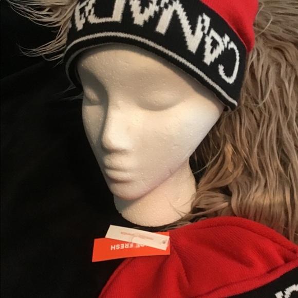Brand new woollen hats with CANADA 🇨🇦 never worn - Picture 4 of 16